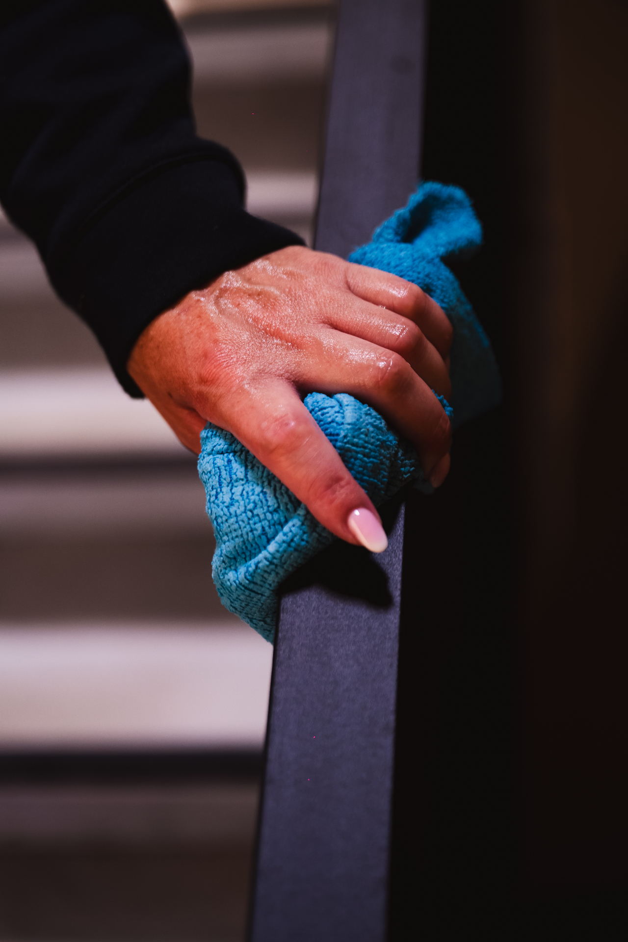 Detail: microvezeldoek op trapleuning